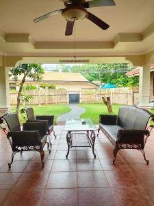 邦劳DMC1 Residence Panglao的庭院配有桌椅和遮阳伞。