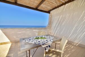 潘泰莱里亚古帝罗赛绿色环保住宅酒店的海景客房内的桌椅