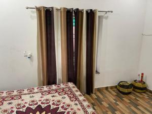 TāoruGreenwood Stay的一间卧室配有窗帘和一张床,铺有木地板