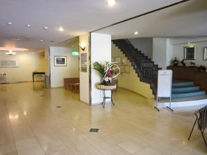 IchiharaIchihara Marine Hotel - Vacation STAY 01369v的楼梯间,楼梯间,建筑的大堂