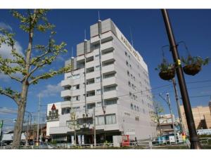 IchiharaIchihara Marine Hotel - Vacation STAY 01369v的街道边高大的白色建筑