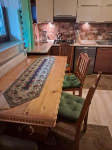 扎科帕内Willa Marianna的厨房配有木桌和两把椅子
