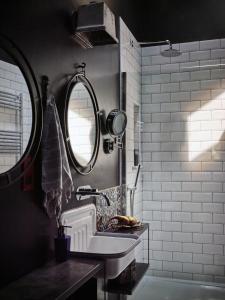 贝图瑟科伊德Alpine Apartments Snowdonia的一间带水槽和镜子的浴室