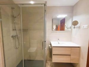 埃勒凡达尔Villa Service - Coral III的一间带玻璃淋浴和水槽的浴室