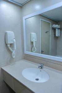 埃拉特阿迪酒店 的一间带水槽和镜子的浴室