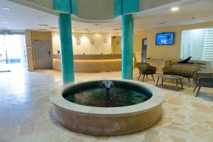 埃拉特阿迪酒店 的大厅,大楼中央有一个喷泉