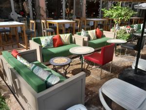 马拉喀什帝豪假日Spa酒店的一组绿色的长沙发和桌椅
