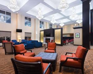 杜波依斯Comfort Suites DuBois的大堂设有配备椅子和电视的等候室