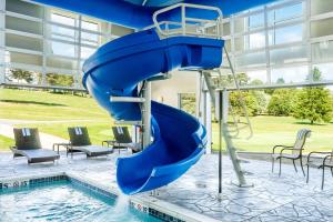 杜波依斯Comfort Suites DuBois的游泳池旁的蓝色水滑梯