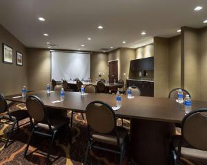 杜波依斯Comfort Suites DuBois的会议室配有桌椅和瓶装水