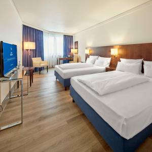 特里尔特里尔城市贝斯特韦斯特酒店的酒店客房设有两张床和一台平面电视。