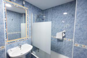 米尼奥UNA HABITACIÓN PLAYA GRANDE MIÑO的一间带水槽和镜子的浴室