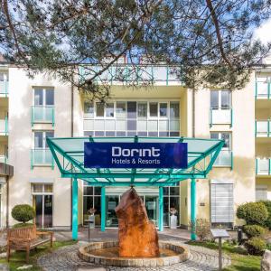 宾茨Dorint Seehotel Binz-Therme的在酒店和度假大楼前的标志