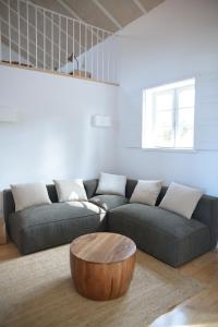 阿加尼尔Vumba Agroturismo的带沙发和木制咖啡桌的客厅