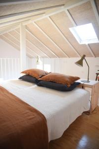 阿加尼尔Vumba Agroturismo的一间卧室配有床、灯和窗户