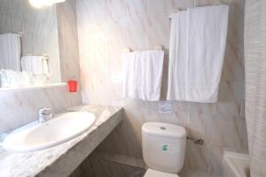 巴塞罗那拉莫斯旅馆的白色的浴室设有水槽和卫生间。