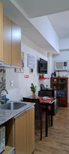 麦克坦Zhamira Avior's Condominium的厨房配有水槽和桌子