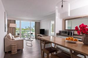 伊斯拉莫拉达阿马拉岛度假酒店的客厅设有餐桌和客厅。