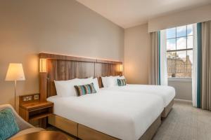 爱丁堡爱丁堡万豪万怡酒店的一间设有大床和窗户的酒店客房