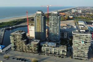 奥斯坦德Stijlvol appartement in trendy wijk Oostende的城市空中景观高楼