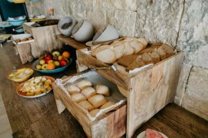 坎布里尔斯麦斯哥路酒店的桌上的一大堆面包和其他食物