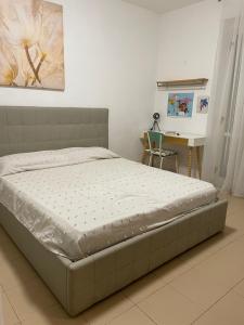 科帕内罗Appartamento vista mare的一张床位,位于带书桌和床的西德西德西德(Sidx sidx)客房内