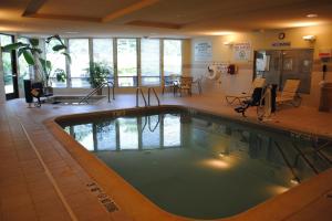 拉法叶拉斐特万怡酒店的在酒店房间的一个大型游泳池