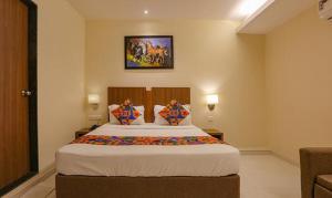 孟买FabHotel Royal Mumbai International Airport的一间卧室,卧室内配有一张大床