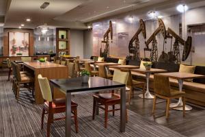 休斯顿南休斯敦霍比机场万豪酒店的餐厅设有桌椅和沙发。