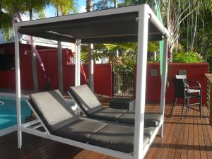 卡索瓦瑞麦泰度假酒店的凉亭,泳池旁配有2把躺椅
