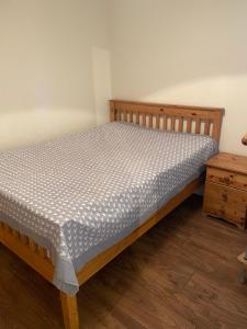 邓加文360 Wolfe Stay的卧室内的一张床铺,配有木制床架