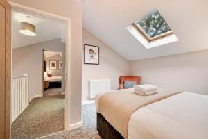 利物浦Host & Stay - The Georgian Coach House 2的一间卧室配有一张床和天窗