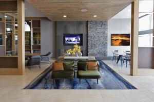 墨西卡利Fairfield Inn & Suites by Marriott Mexicali的一间位于地毯上的客厅,配有桌椅