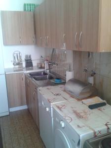 蒂瓦特Dena apartman Tivat的厨房配有水槽和台面