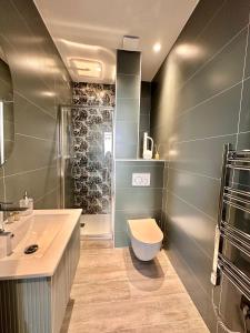 马赛PARADISE Earth & Sea的浴室配有卫生间、盥洗盆和淋浴。