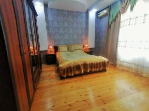 盖贝莱Fairy house的一间卧室配有一张床,铺有木地板