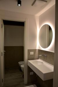 拉齐塞Casa Narciso的一间带水槽、镜子和卫生间的浴室