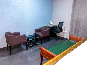 特马Golden Touch Executive Hotel的一间设有乒乓球桌和椅子的等候室