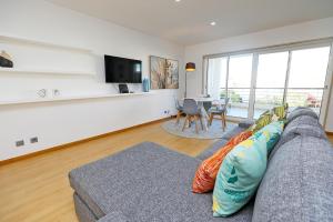 拉戈斯B19 - Marina Bay Apartment的带沙发、电视和桌子的客厅