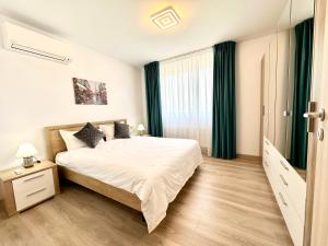 布拉索夫Urban Plaza Astra - Rise Private Apartments & Suites的一间卧室设有一张大床和一个窗户。