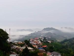 梅萨隆班峦查旅馆的山丘上的一个以雾为背景的城镇