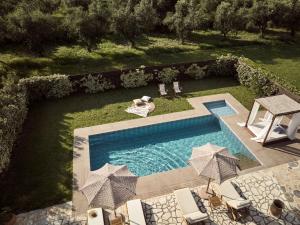 SarakinádhonLa Maison Du Maire Luxury Villa的享有带椅子和遮阳伞的游泳池的上方景色