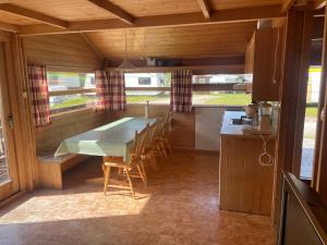 VossestrandMidttun Camping og Feriehytter的一间厨房,里面配有桌椅