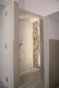 拉齐塞Casa Narciso的带淋浴的浴室(带石墙)