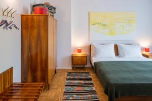 维也纳magdas HOTEL Vienna City - First Social Business HOTEL in Austria的一间卧室配有一张床和一个木制橱柜