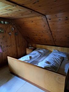 Almzeithütte am Seeberg的木天花板的客房内的一张床位