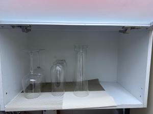大邱DDUBLE Square的两个玻璃瓶坐在白色橱柜内