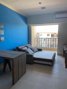 塞古罗港Ondas Praia Resort的客厅配有沙发和桌子