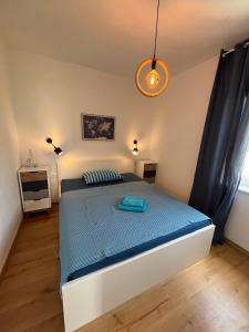 万塔西西Seaview Apartment Villa Sia的一间卧室配有一张带蓝色棉被的床