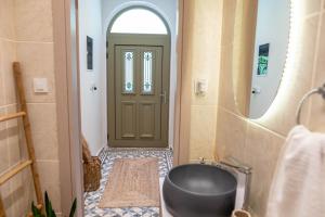 科斯镇Kosnian City Suites的浴室设有绿门和镜子